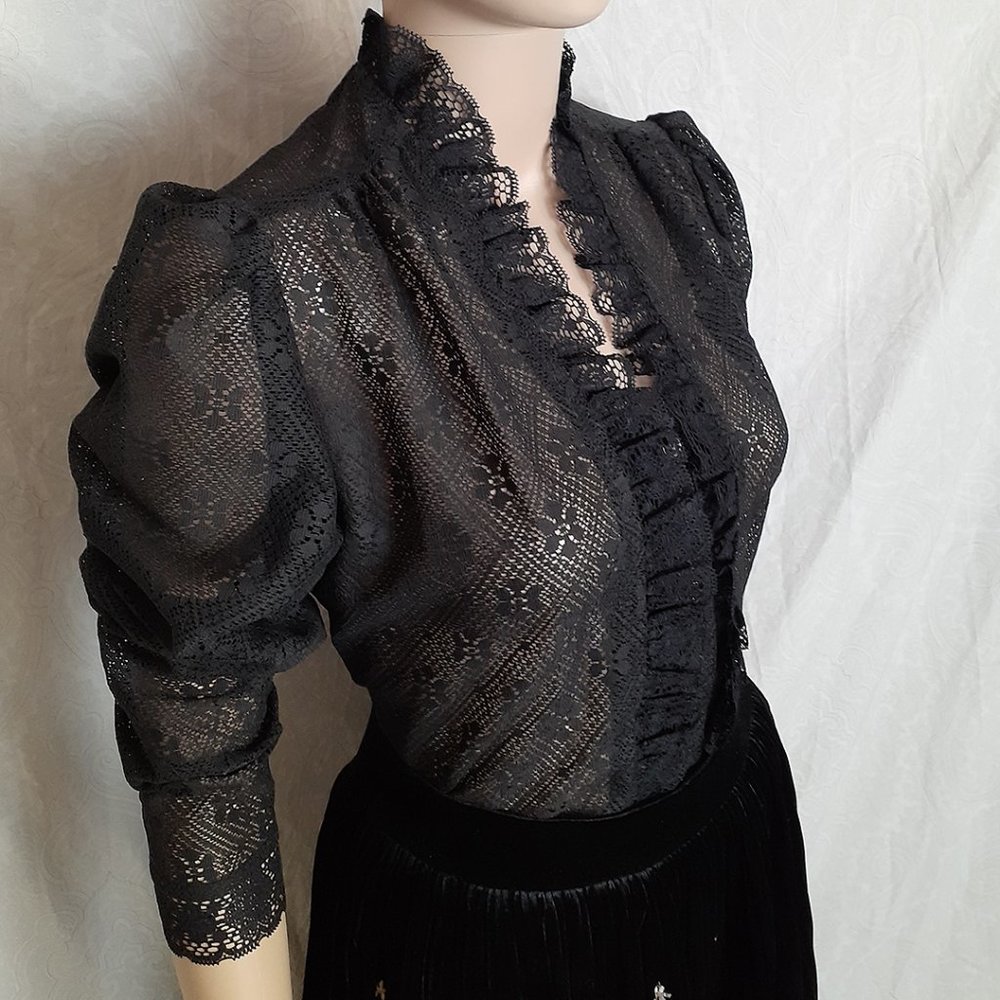 SOLD. sorry! <------------// vintage 70s witchy lace puffed-sleeve blouse